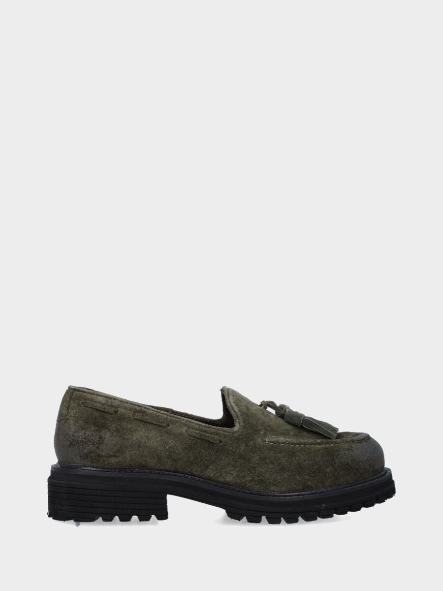 Mocassino in velour verde con nappine e guardolo rotellato