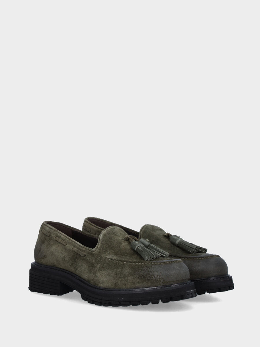 Mocassino in velour verde con nappine e guardolo rotellato