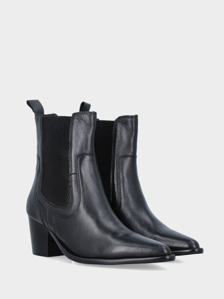 Sandalo monoblocco in vitello rosso con fascia ripiegata