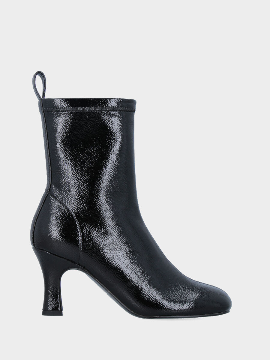 Stivaletto elasticizzato in naplak nero con punta quadrata asimmetrica