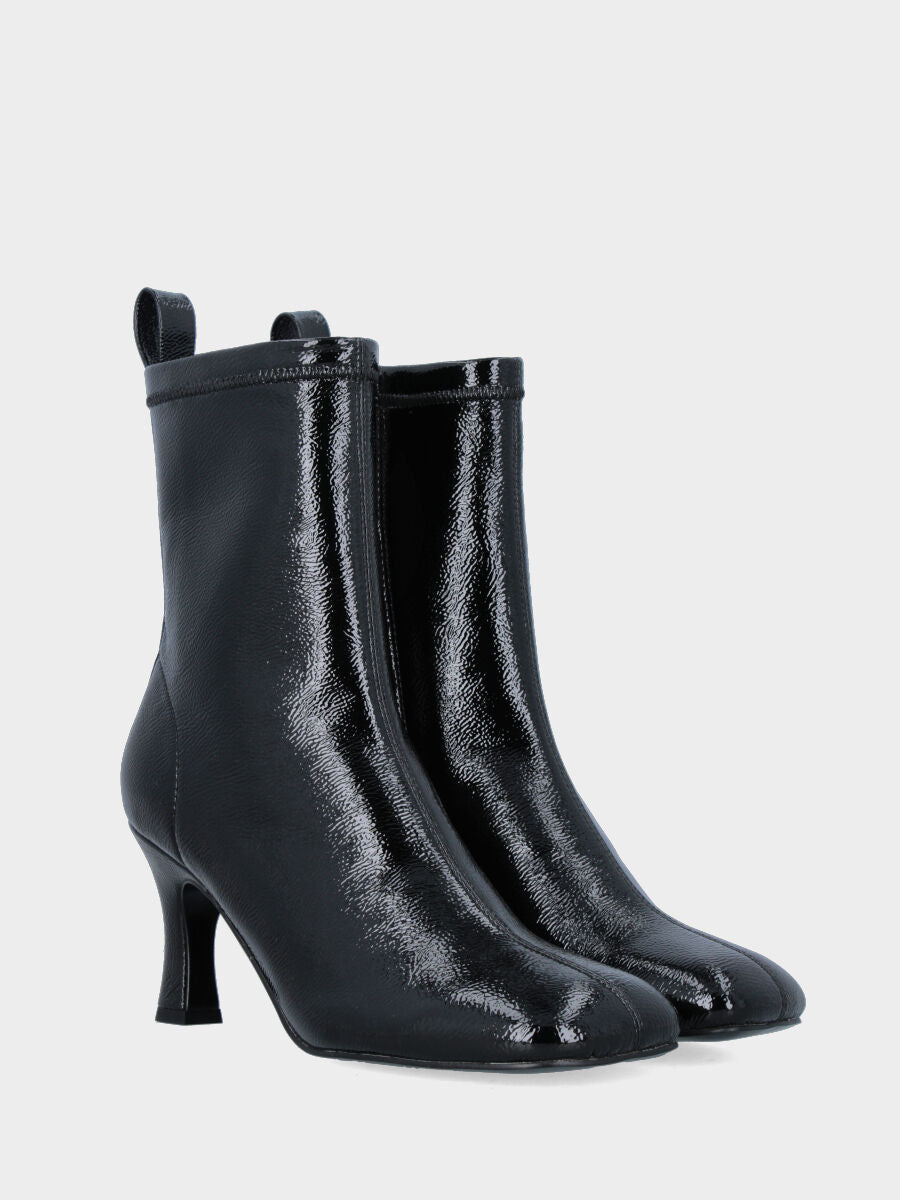 Stivaletto elasticizzato in naplak nero con punta quadrata asimmetrica