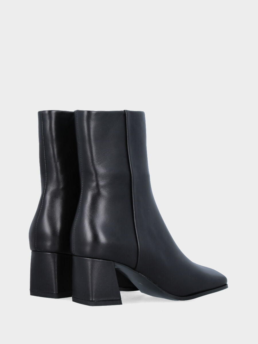 Stivaletto in nappa nera con punta quadrata asimmetrica e tacco 70mm