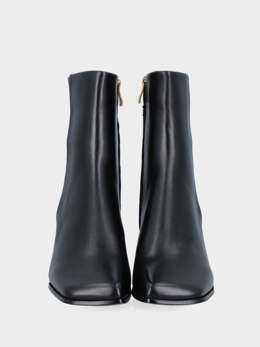 Stivaletto in nappa nera con punta quadrata asimmetrica e tacco 70mm