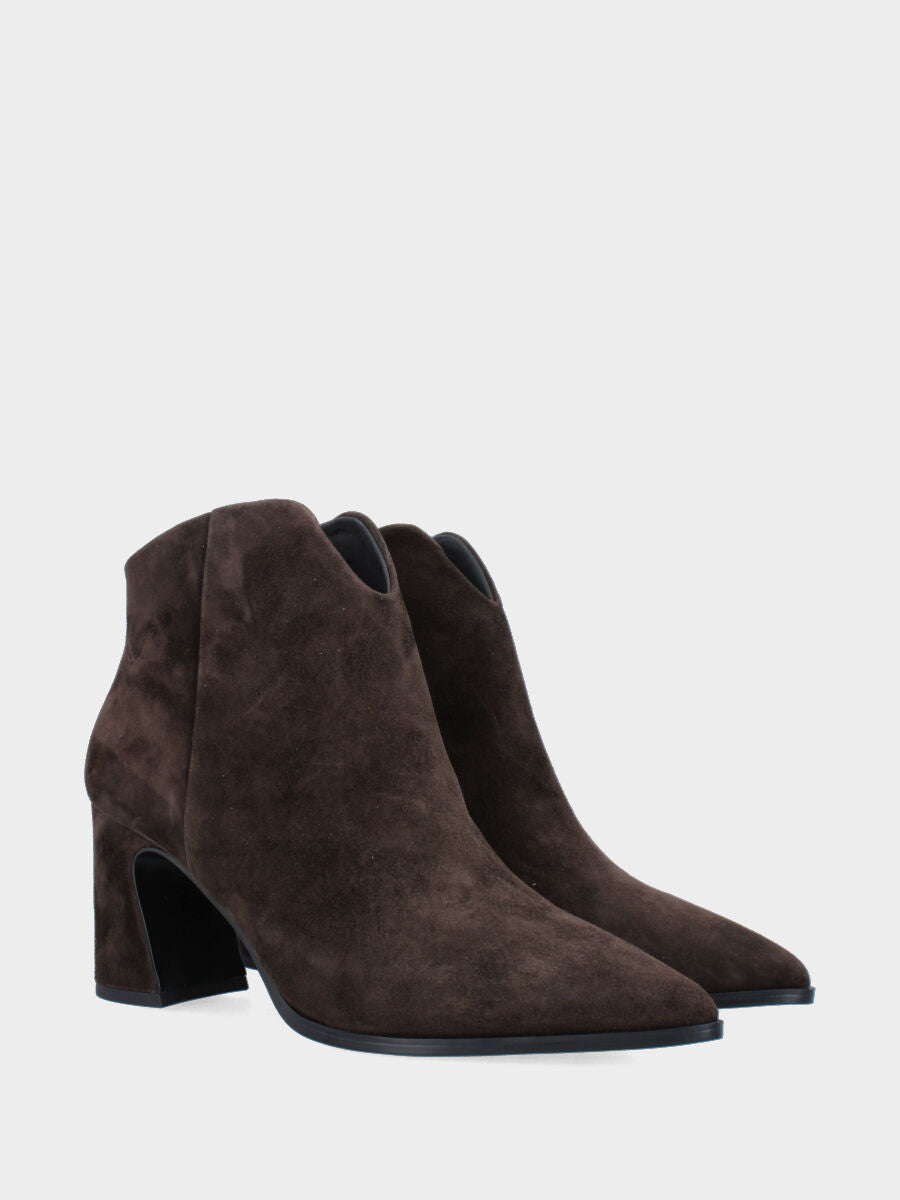 Tronchetto in camoscio testa di moro con scollo ondulato e tacco a coda