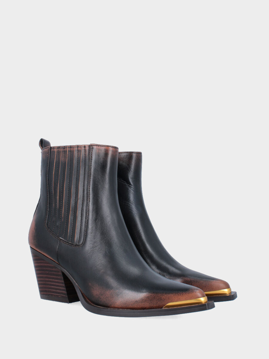 Camperos in vitello nero e color cuoio con tacco largo e puntalino metallico