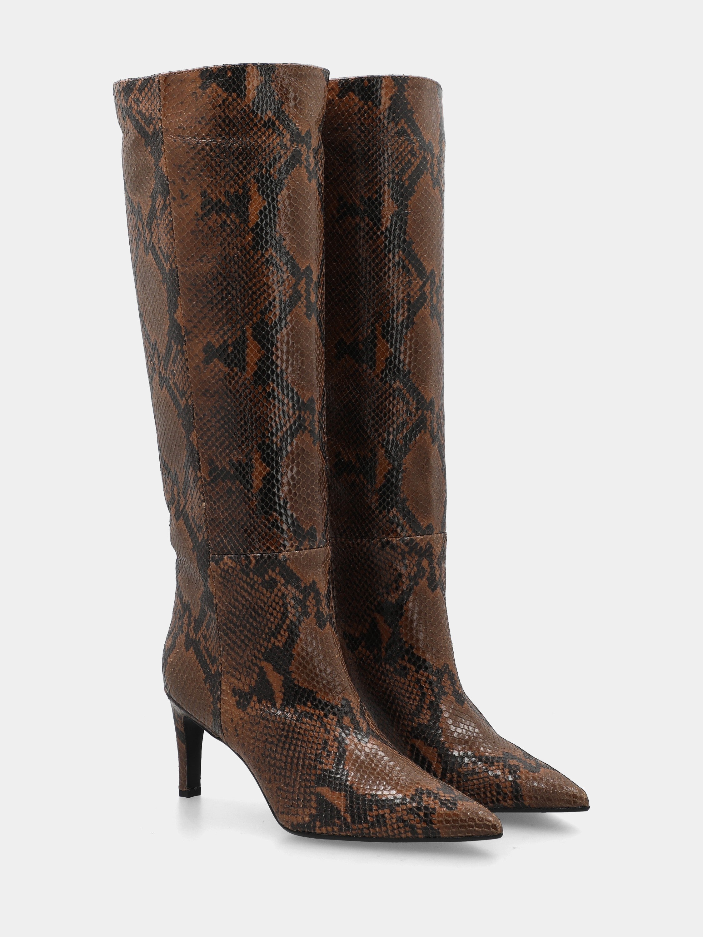 Sandalo monoblocco in vitello rosso con fascia ripiegata