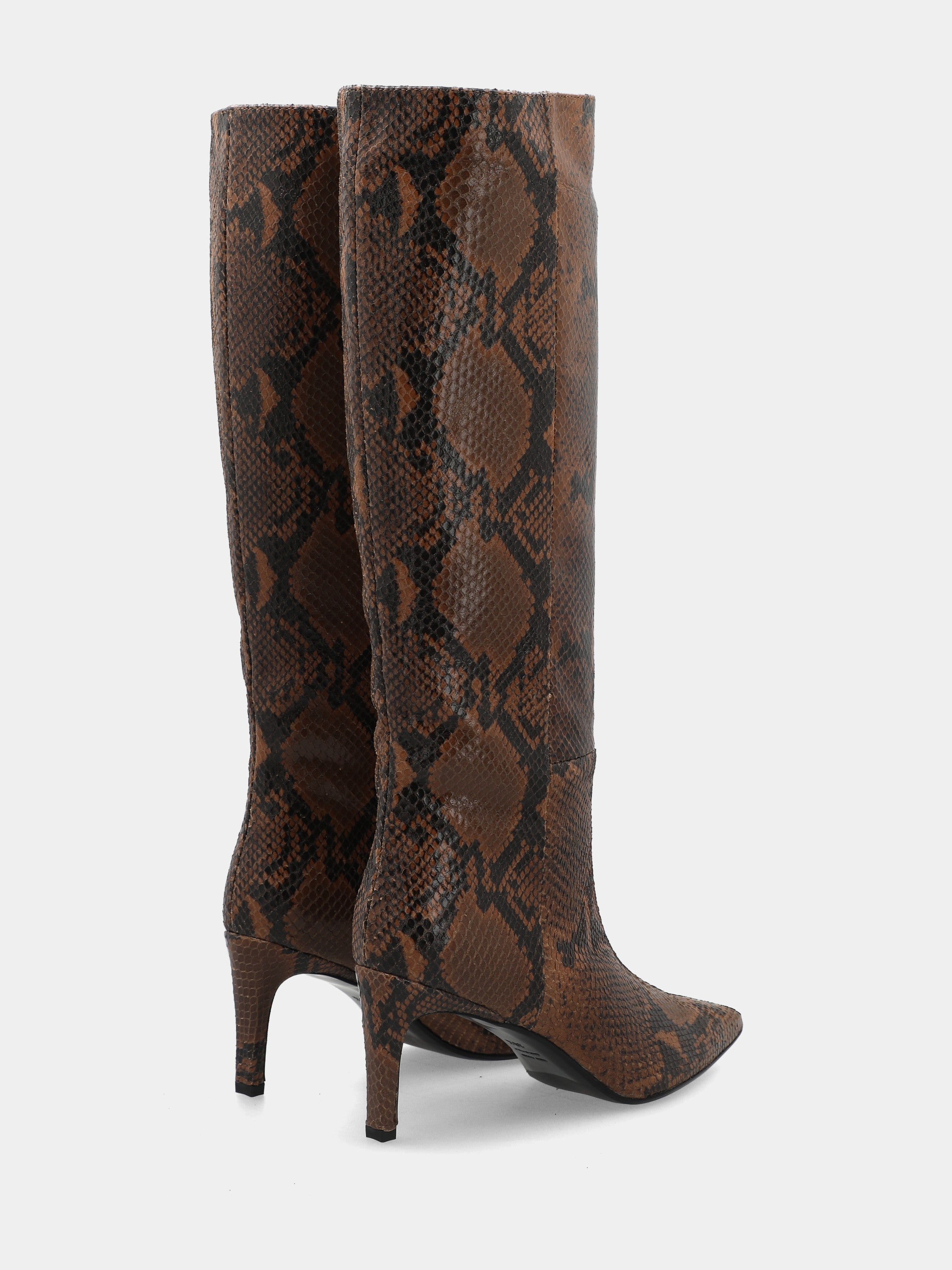 Sandalo monoblocco in vitello rosso con fascia ripiegata