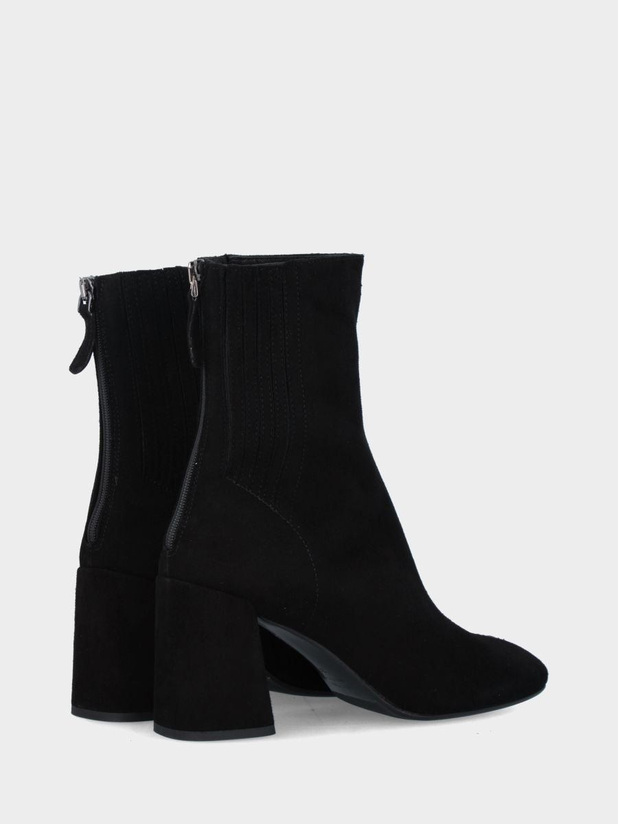 Stivaletto in camoscio nero con punta quadrata stondata e cucitura centrale