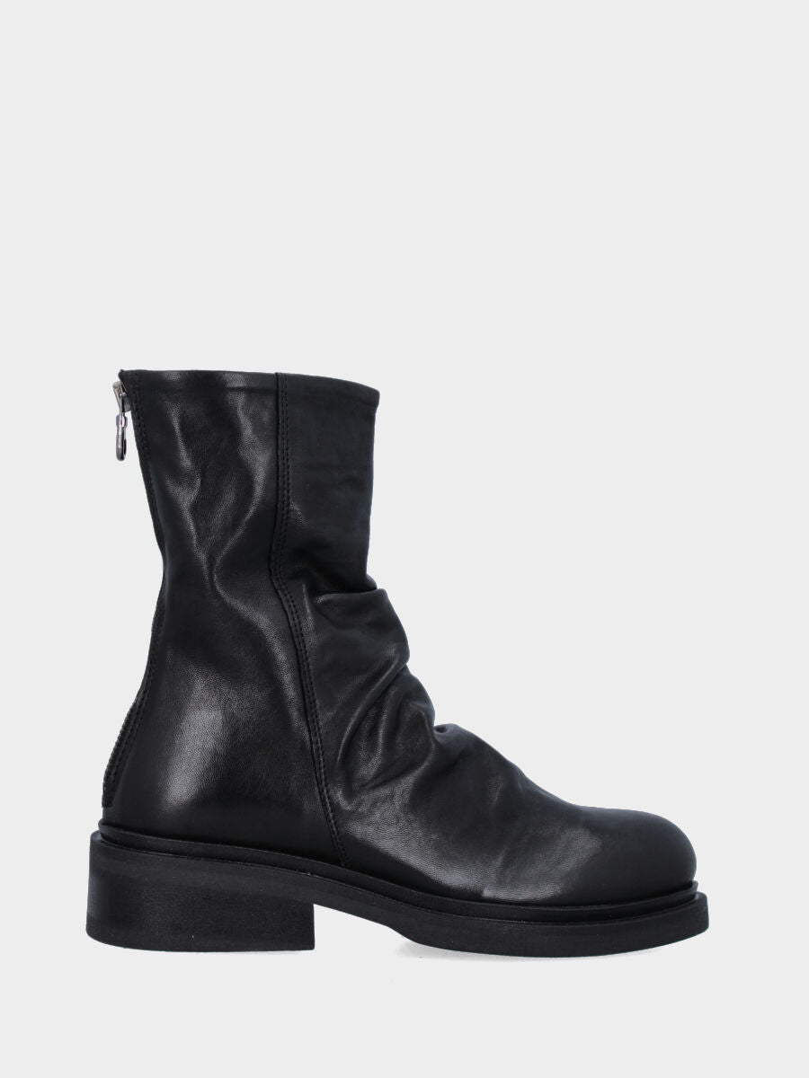 Stivaletto in vitello nero con gambaletto goffrato