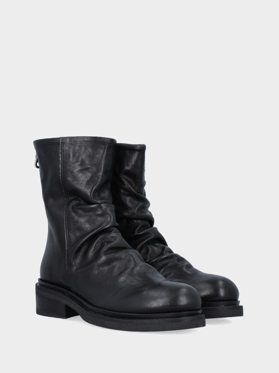 Stivaletto in vitello nero con gambaletto goffrato