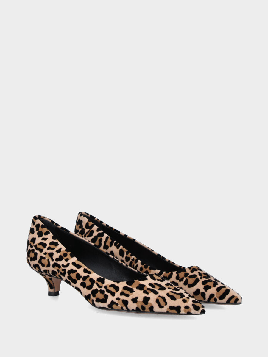 Décolleté in camoscio leopardato con tomaia cucita e rivoltata