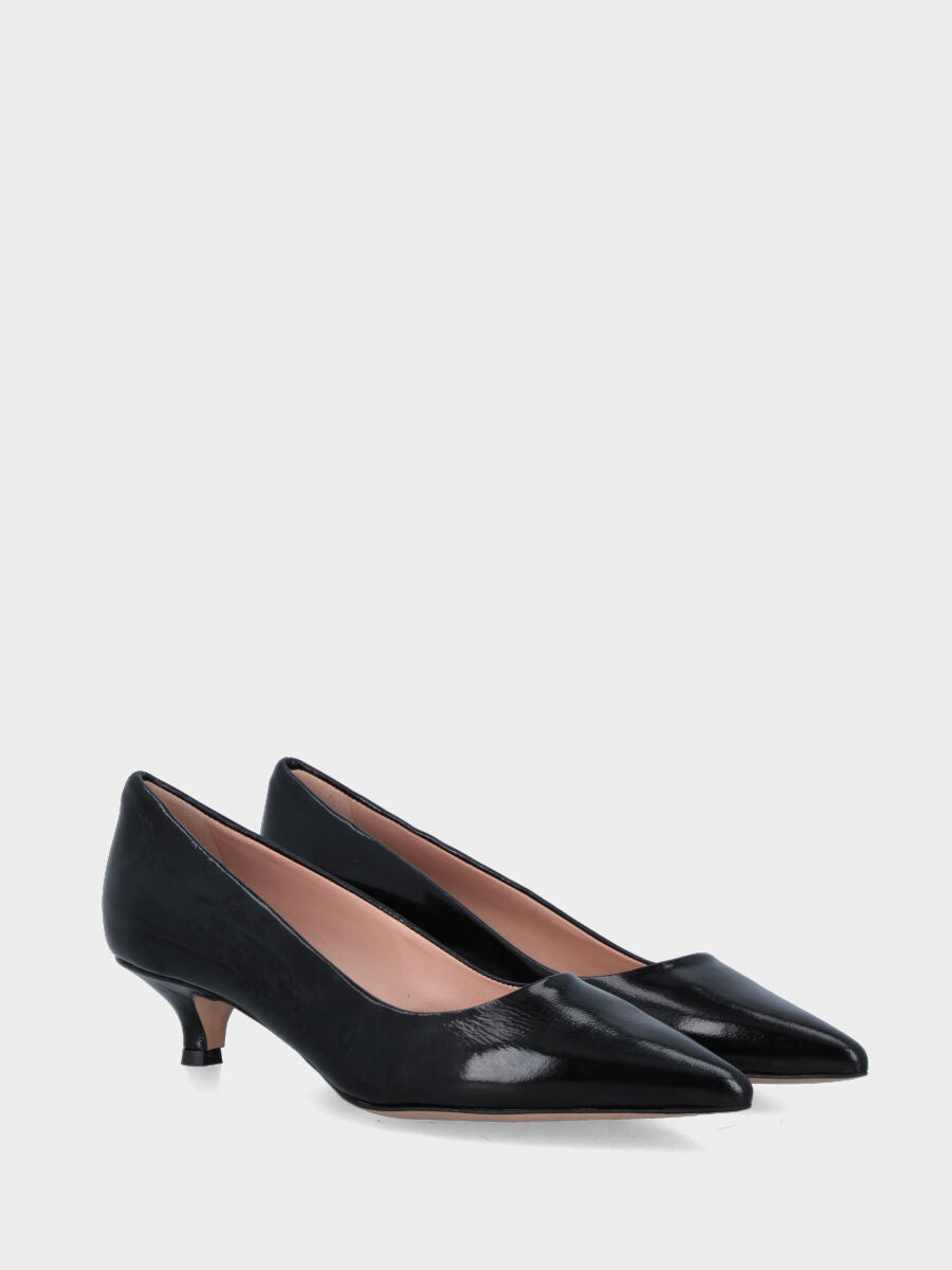 Pumps aus glänzender Samt in Schwarz mit genähter und umgeschlagener Oberseite
