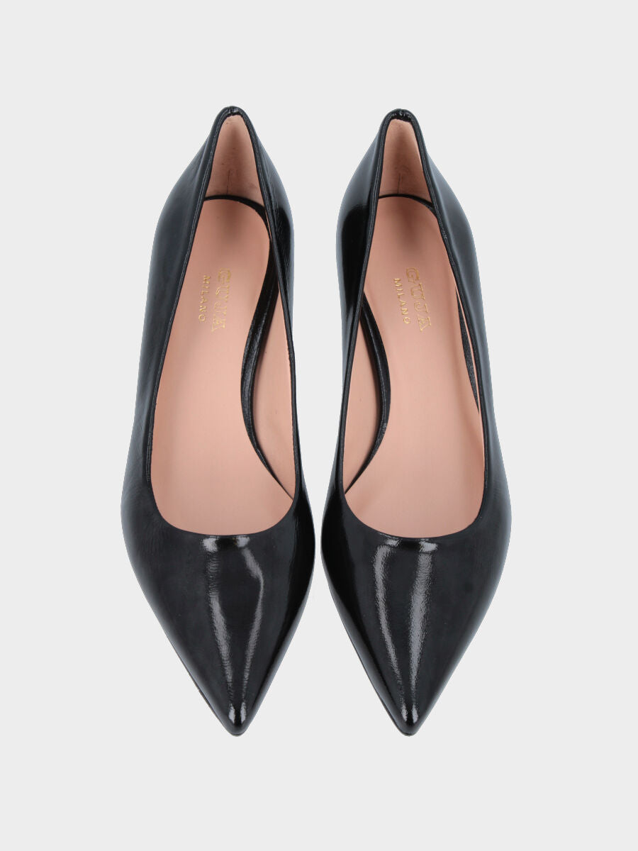 Pumps aus glänzender Samt in Schwarz mit genähter und umgeschlagener Oberseite
