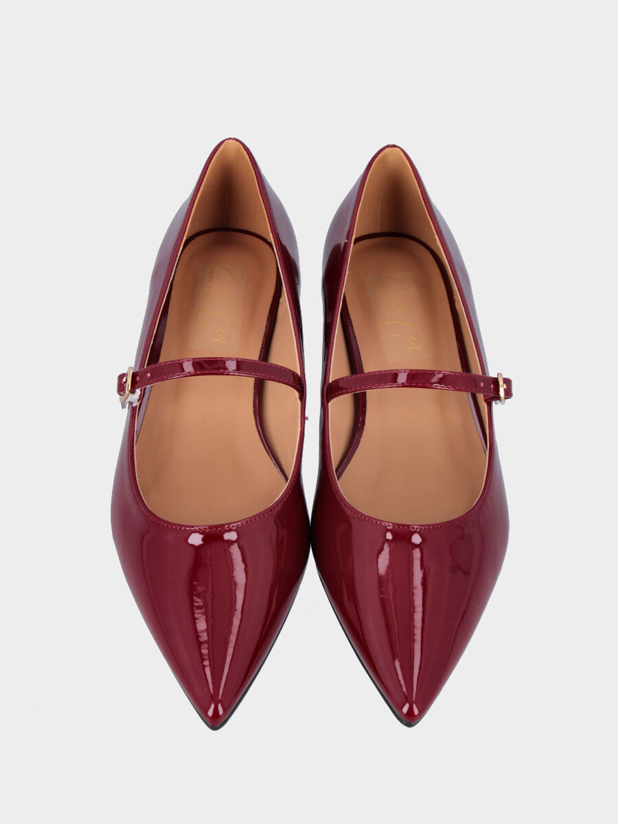 Ballerina Mary Jane in vernice bordeaux con cinturino e punta sfilata