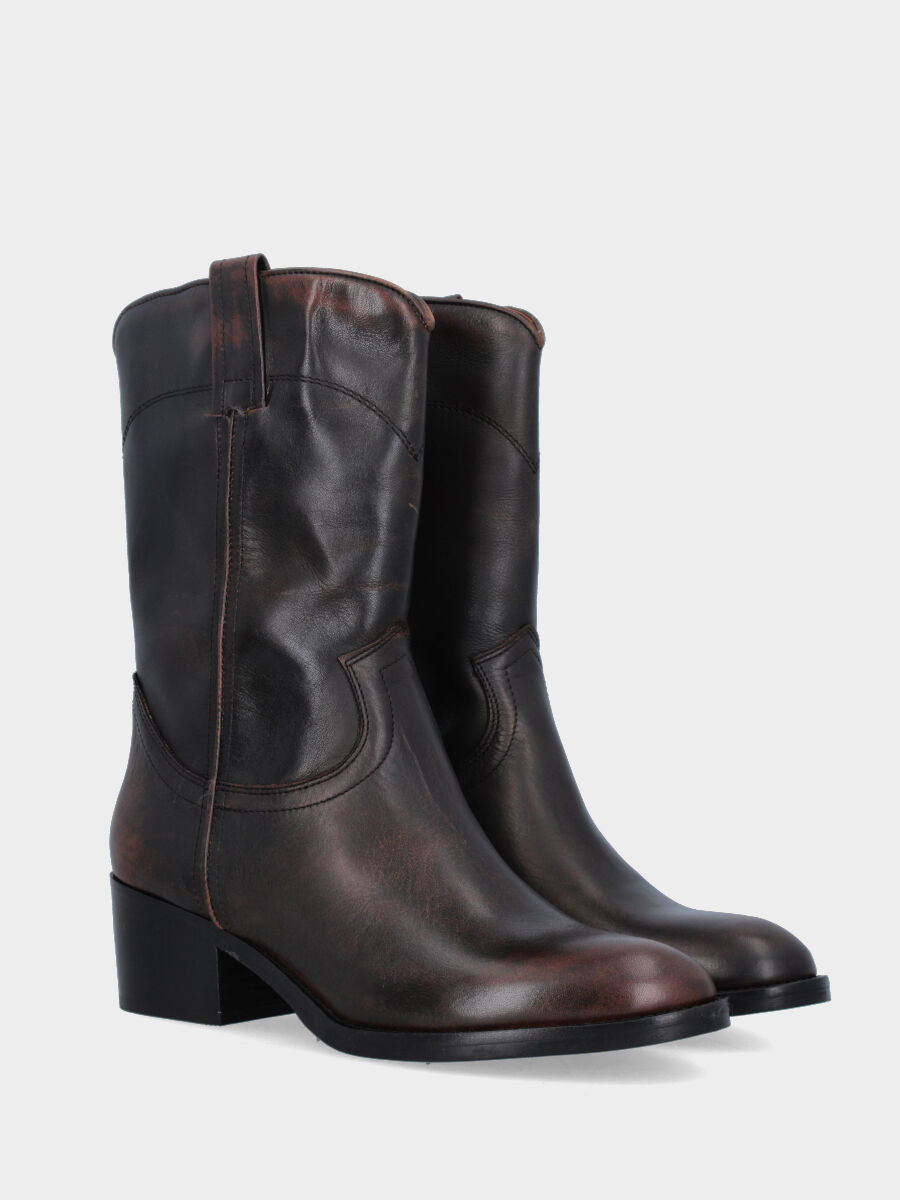 Sandalo monoblocco in vitello rosso con fascia ripiegata