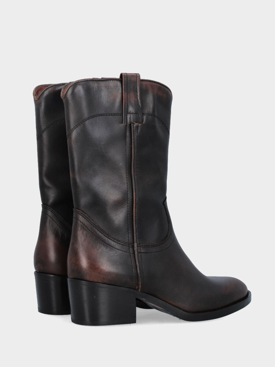 Sandalo monoblocco in vitello rosso con fascia ripiegata