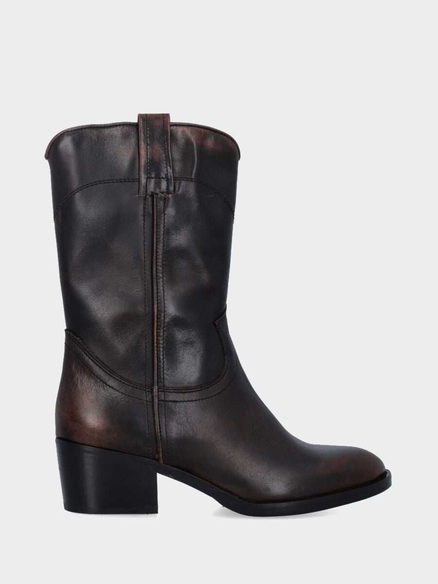 Sandalo monoblocco in vitello rosso con fascia ripiegata