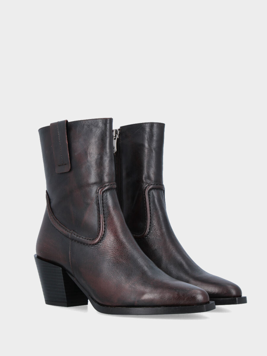 Stivaletto in vitello marrone con bordatura e tacco medio