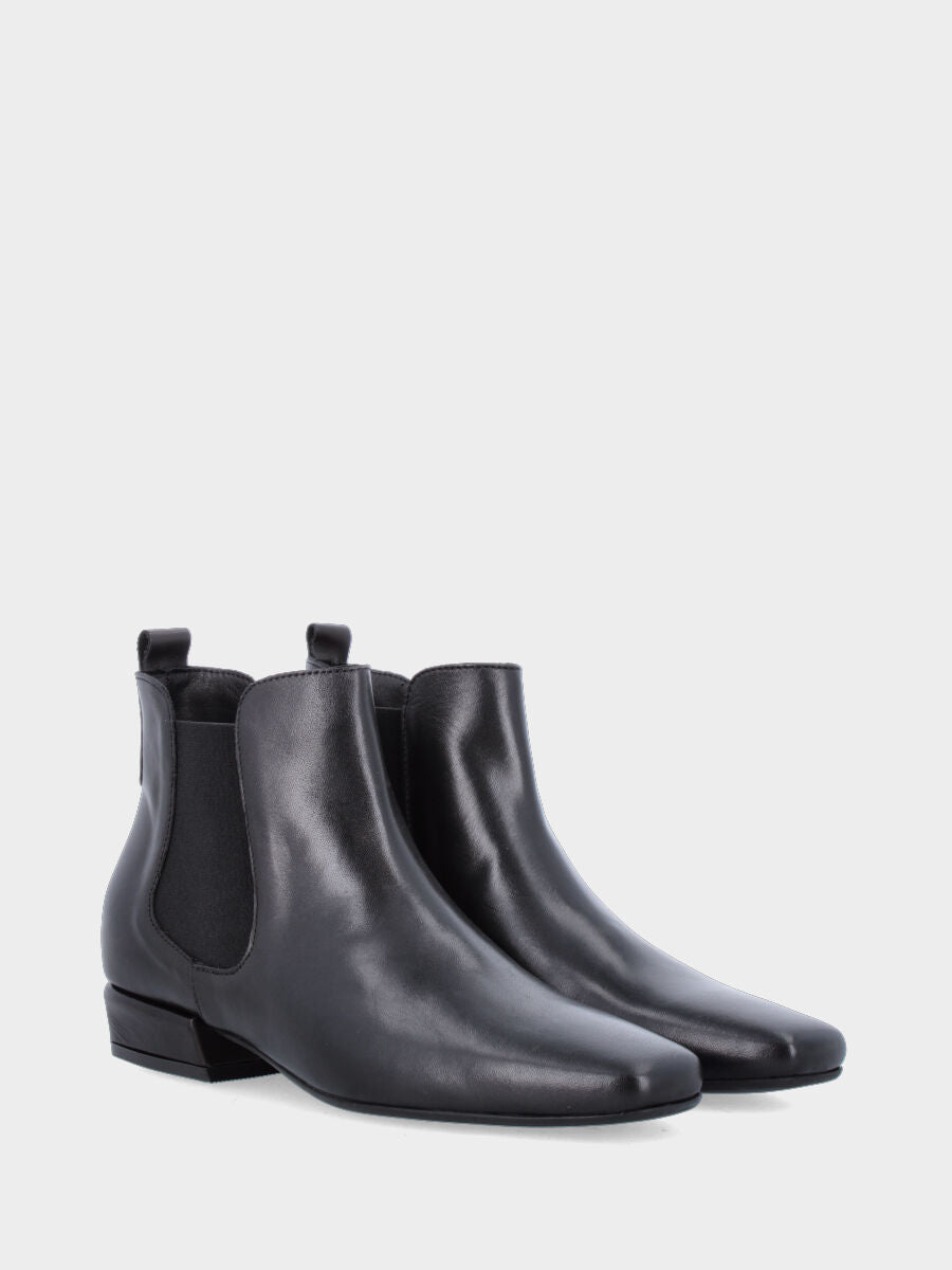 Beatles in vitello nero con tacco fasciato in pelle