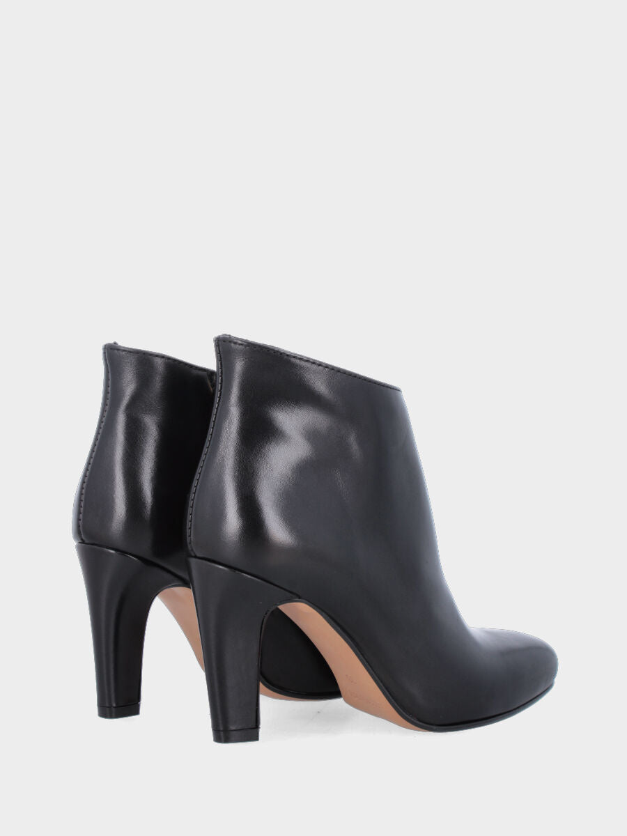 Tronchetto in vitello nero con tacco a coda