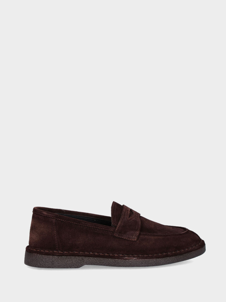 Mocassin en velours marron foncé avec couture norvégienne et semelle en caoutchouc crêpe