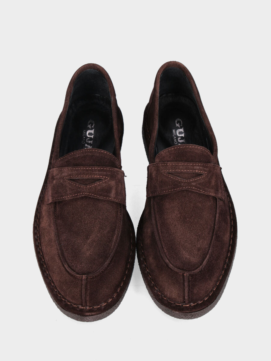 Mocassin en velours marron foncé avec couture norvégienne et semelle en caoutchouc crêpe