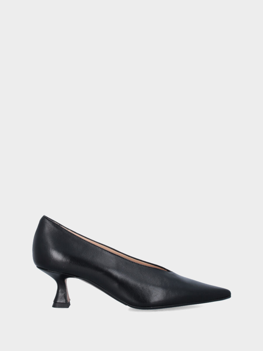 Décolleté in vitello nero con scollo montante e tacco a coda