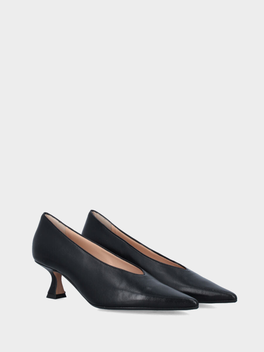 Décolleté in vitello nero con scollo montante e tacco a coda