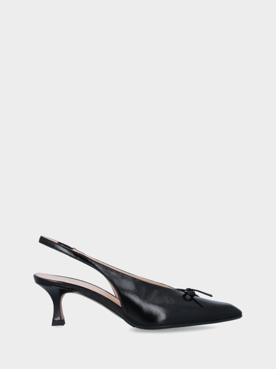 Slingback in verlux nero con fiocchetto e scollo a uovo, tacco a coda