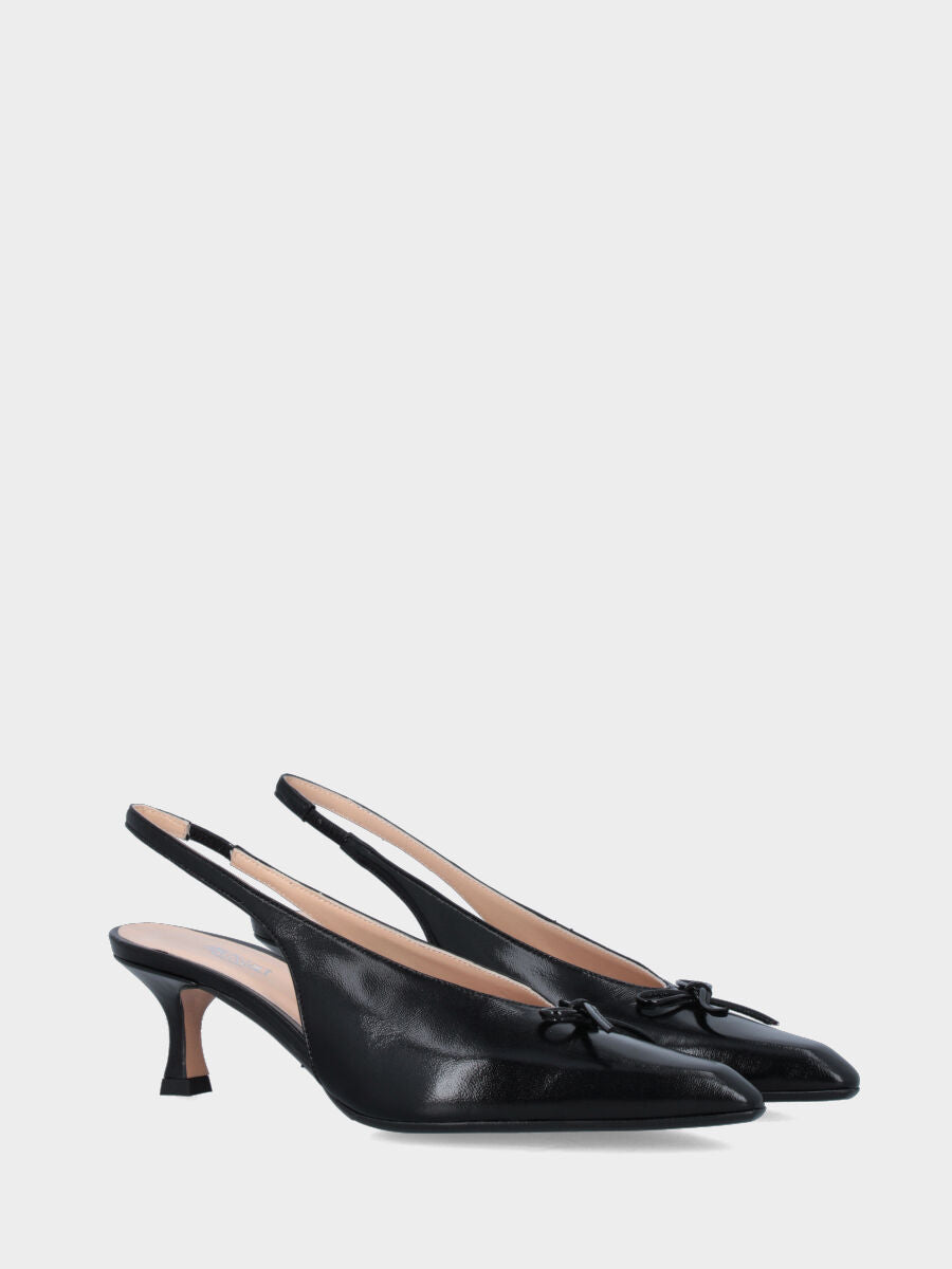 Slingback in verlux nero con fiocchetto e scollo a uovo, tacco a coda