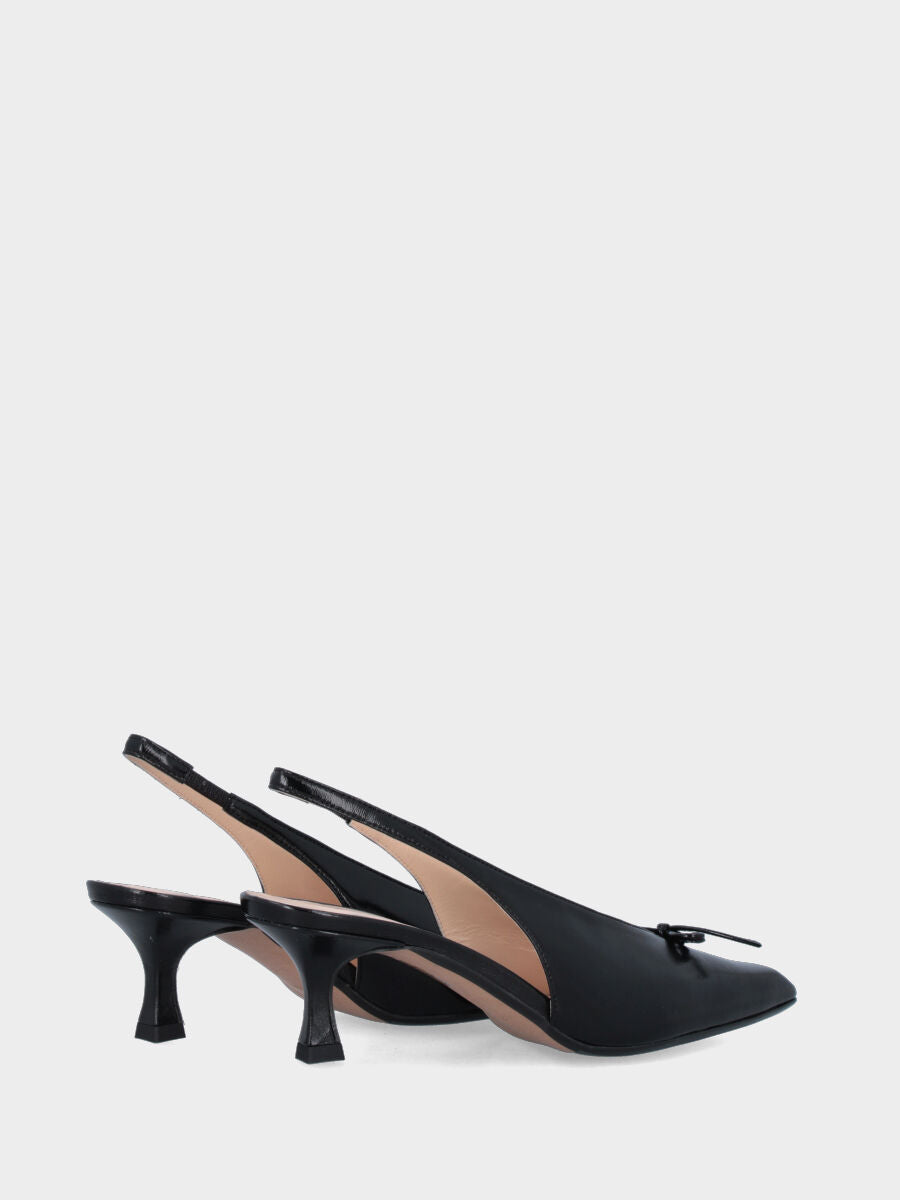 Slingback in verlux nero con fiocchetto e scollo a uovo, tacco a coda
