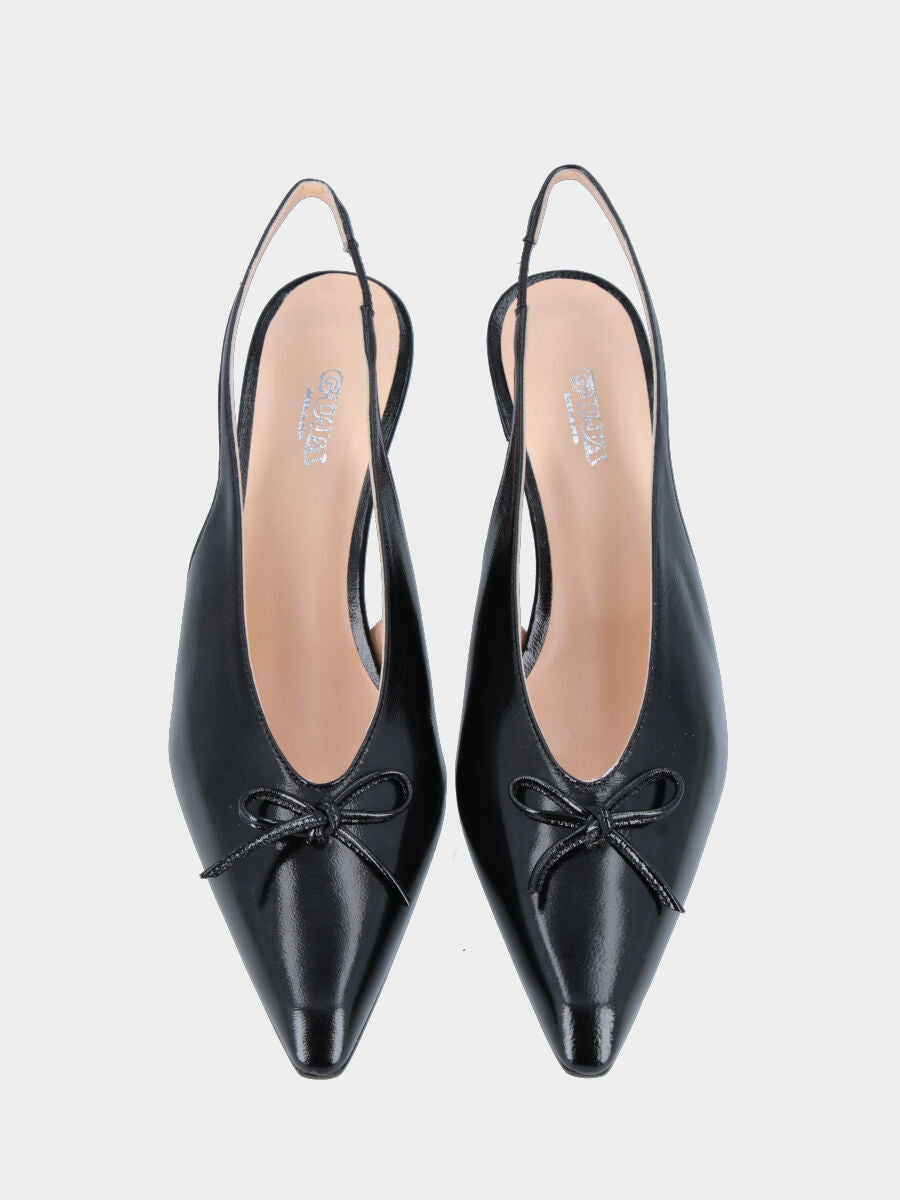 Slingback in verlux nero con fiocchetto e scollo a uovo, tacco a coda