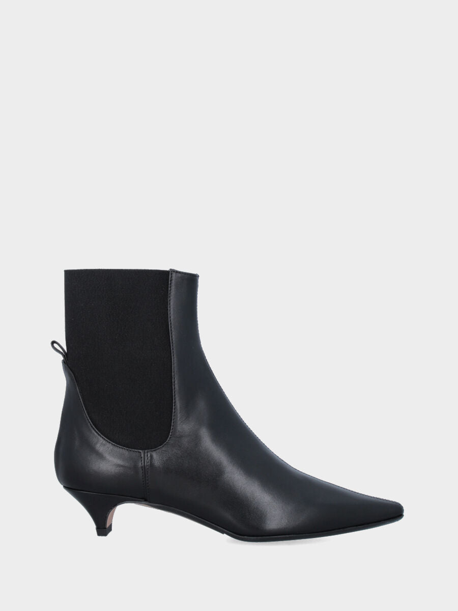 Stivaletto in verlux nero con elastico nel gambaletto e tacco conico