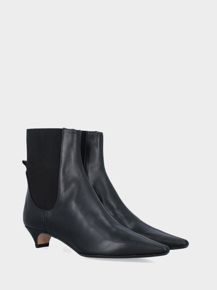 Stivaletto in verlux nero con elastico nel gambaletto e tacco conico