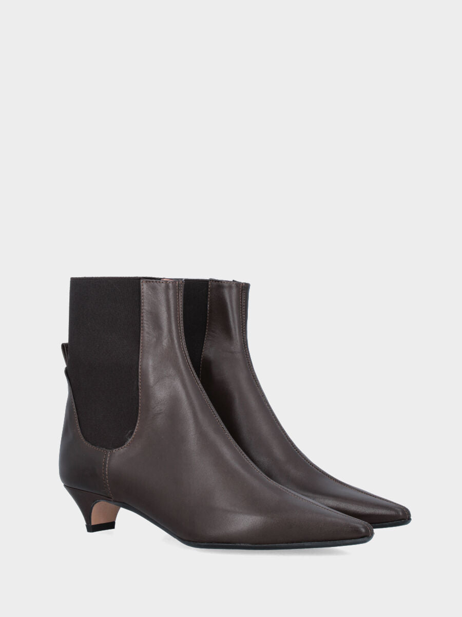 Sandalo monoblocco in vitello rosso con fascia ripiegata
