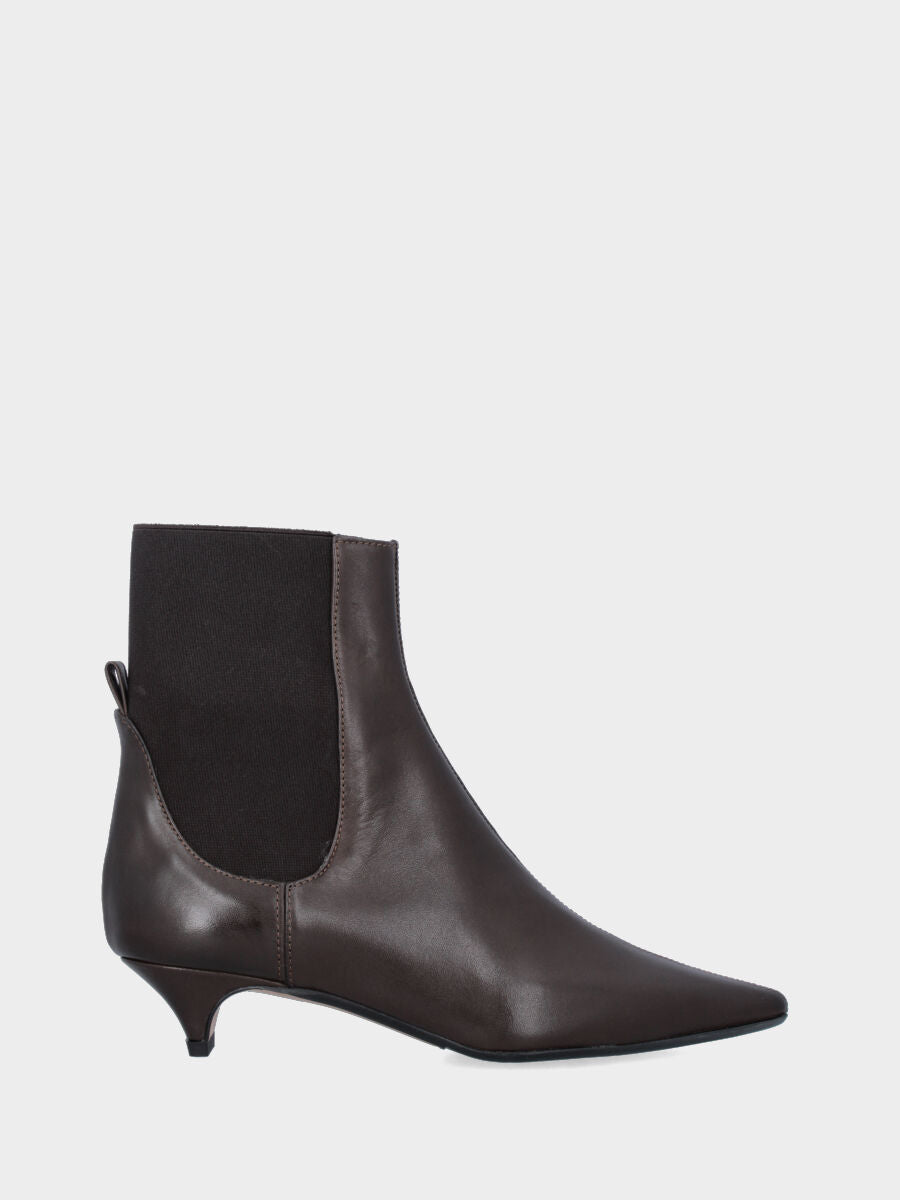 Sandalo monoblocco in vitello rosso con fascia ripiegata
