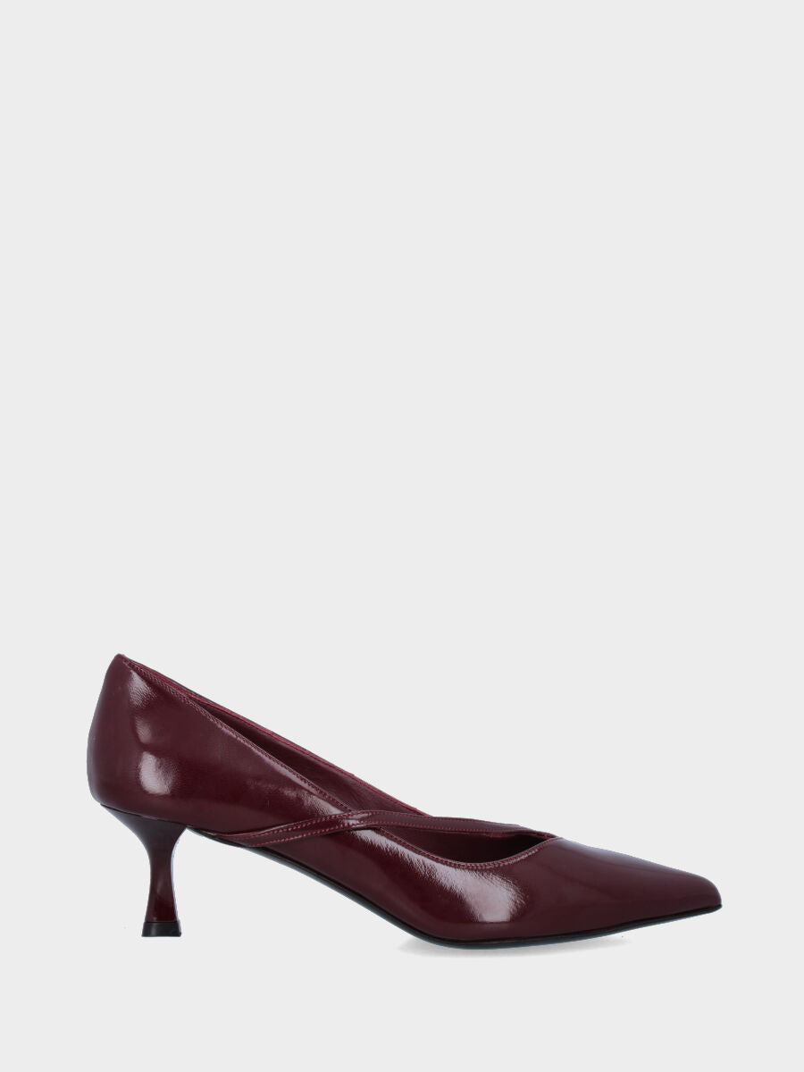 Décolleté in verlux bordeaux con cinturino a sbieco e tacco a calice