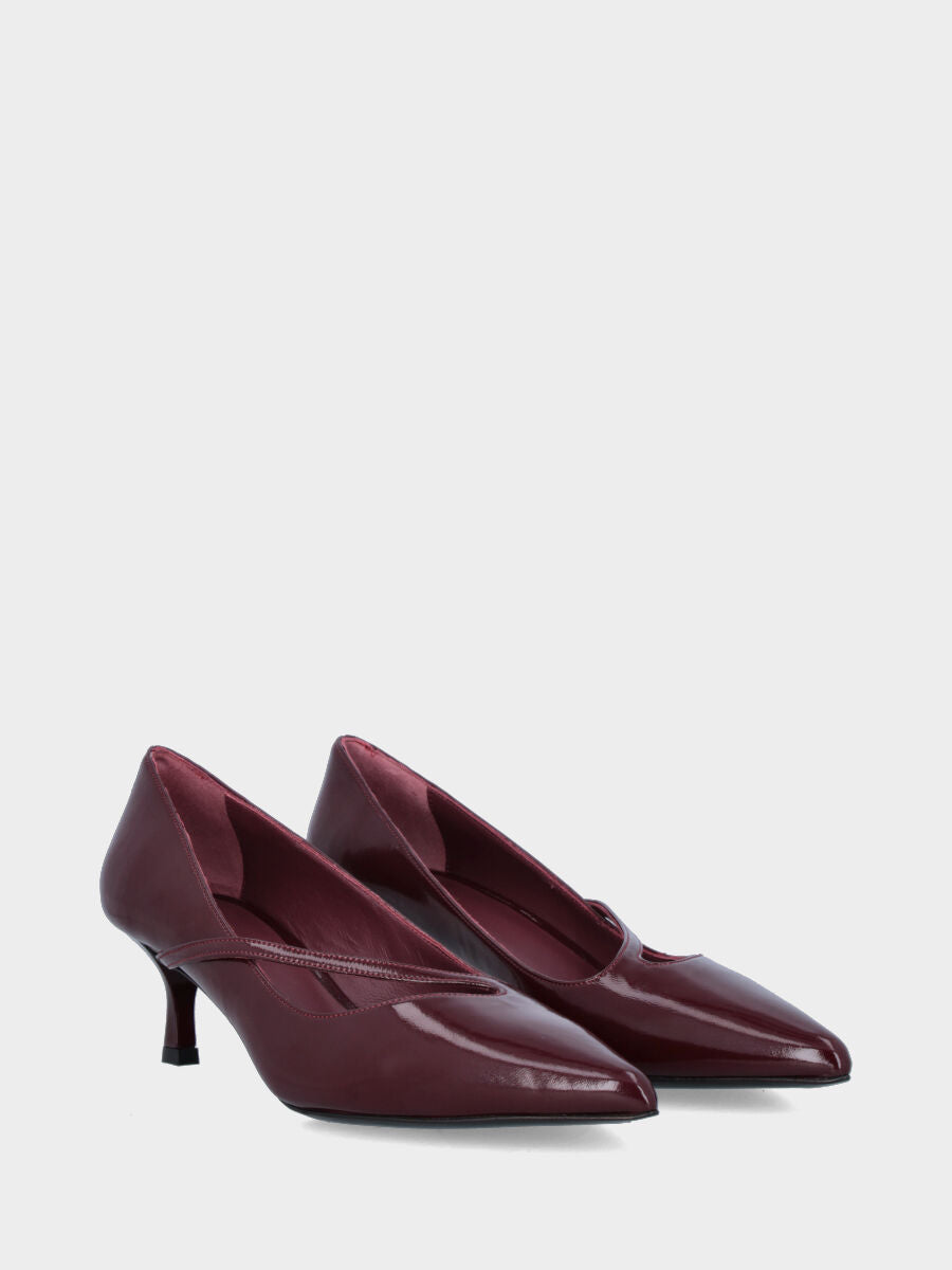 Décolleté in verlux bordeaux con cinturino a sbieco e tacco a calice