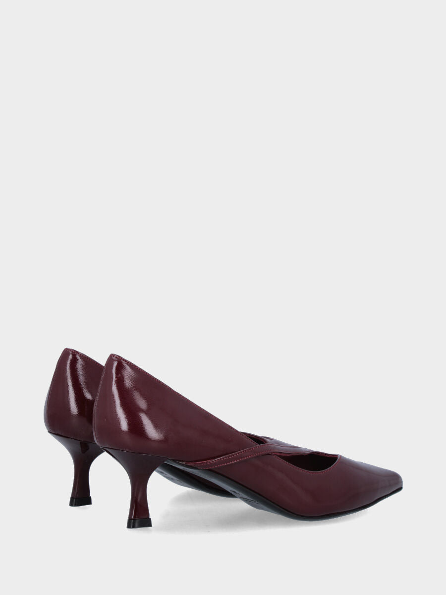 Décolleté in verlux bordeaux con cinturino a sbieco e tacco a calice