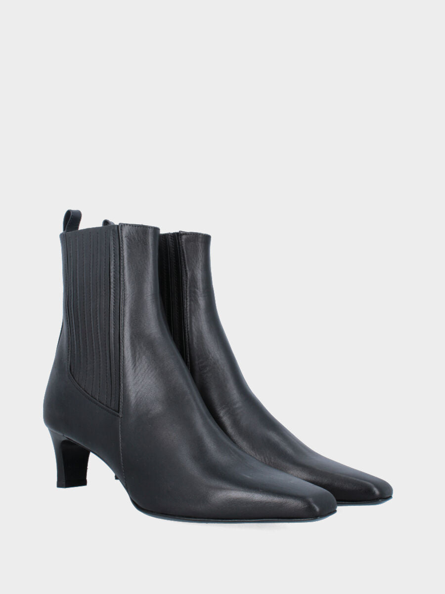 Stivaletto in vitello nero con elastici a barrette e guardolo
