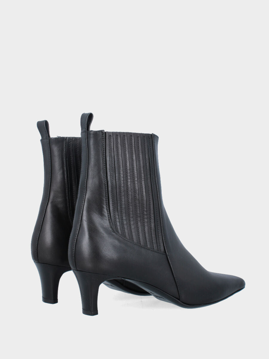 Stivaletto in vitello nero con elastici a barrette e guardolo