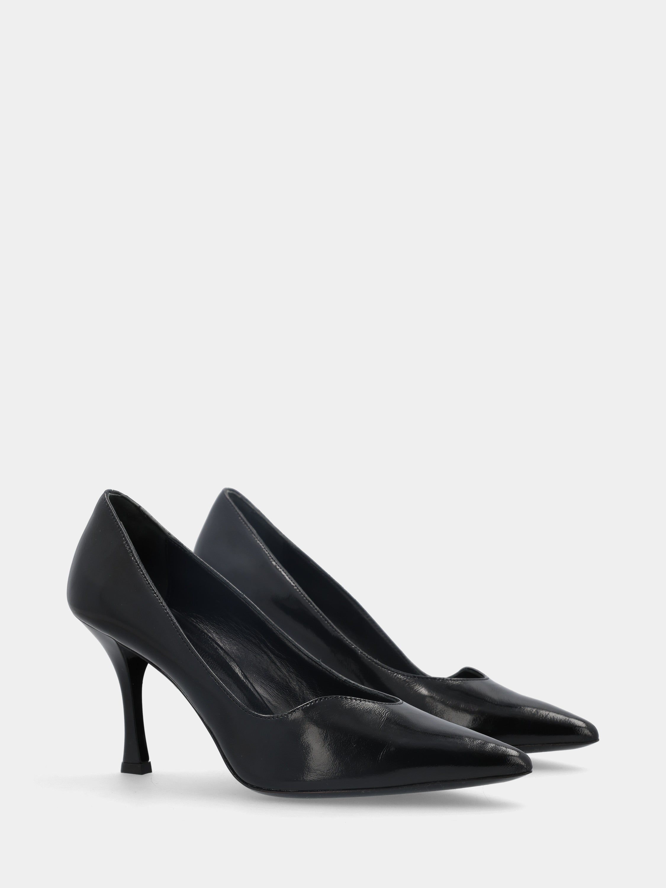 Pumps aus glänzender Samt in Schwarz mit wellenförmigem Ausschnitt und Kelchabsatz