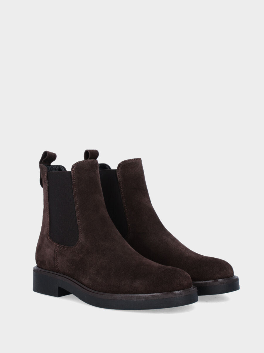 Beatles in dark brown suede with low heel and rubber sole