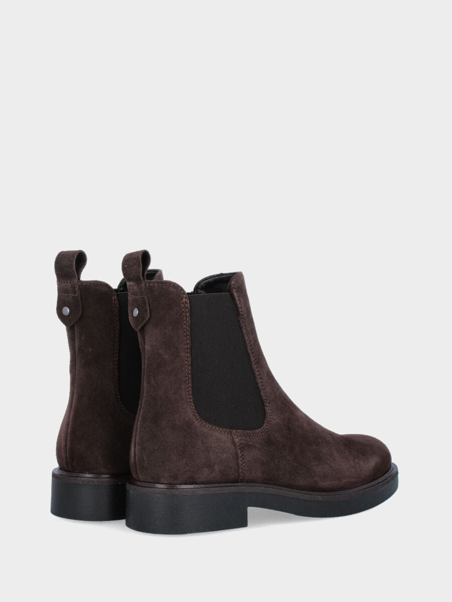 Beatles in dark brown suede with low heel and rubber sole