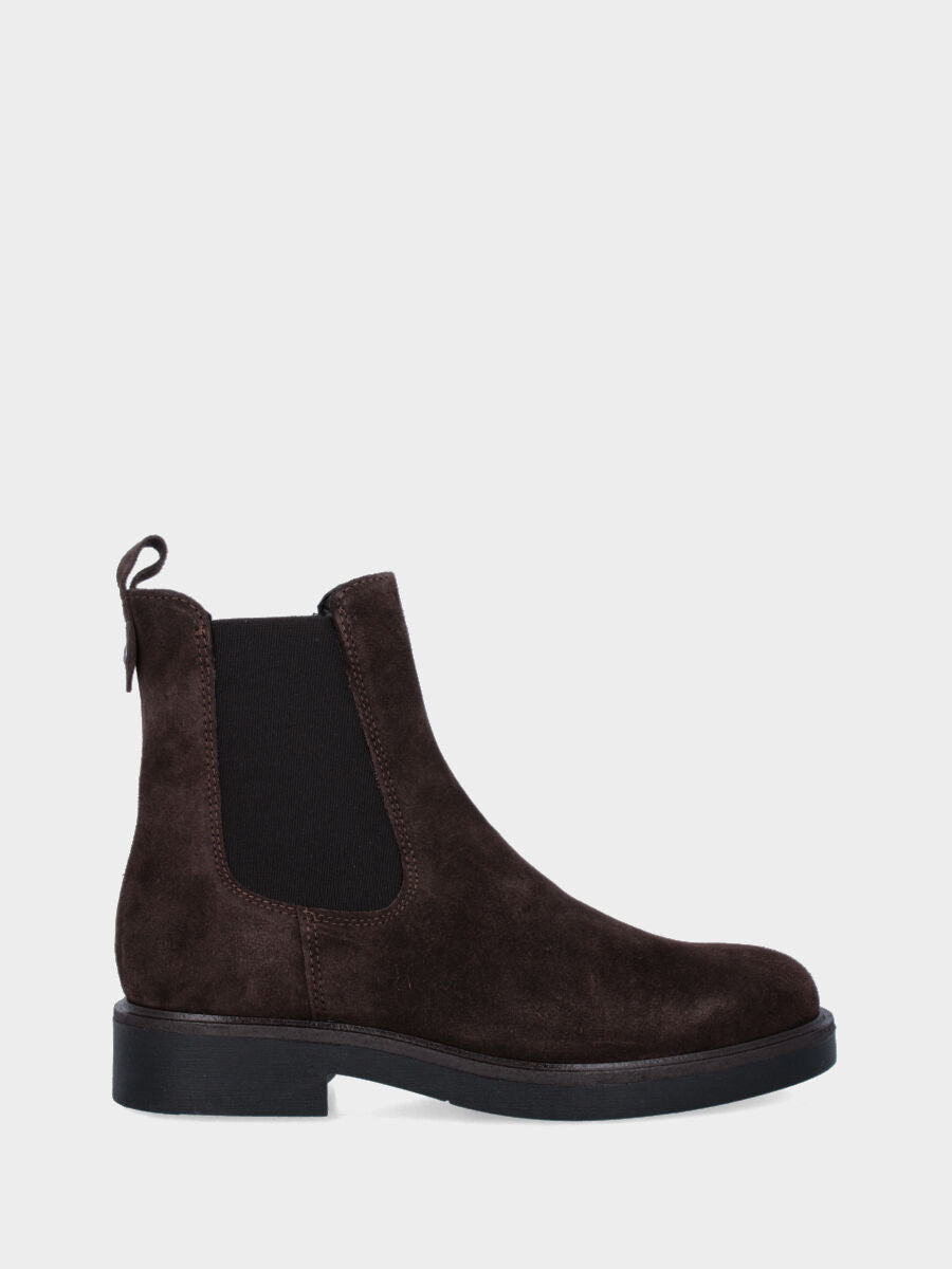 Beatles in dark brown suede with low heel and rubber sole