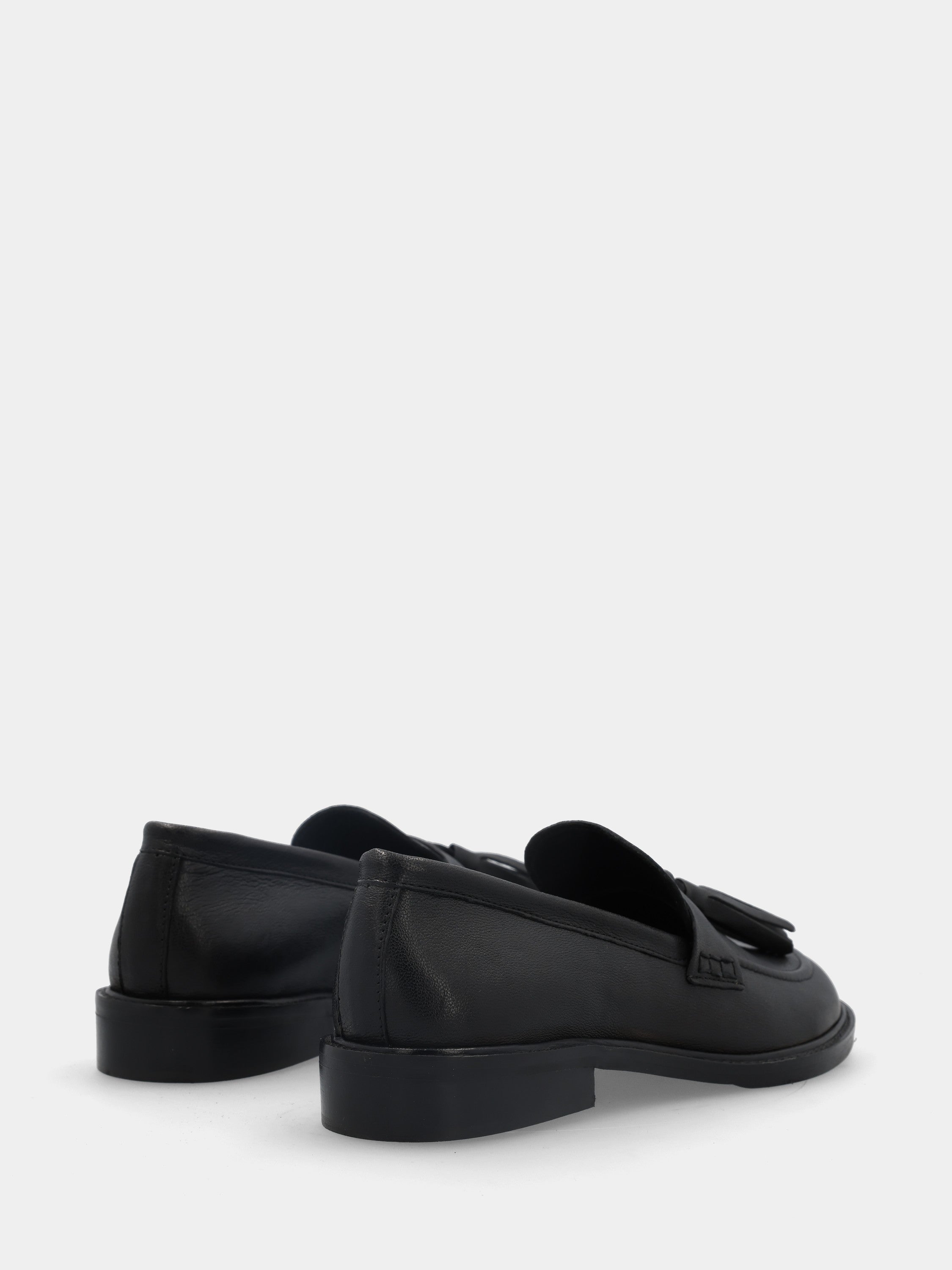 Black calfskin moccasin with tassels and edge tray