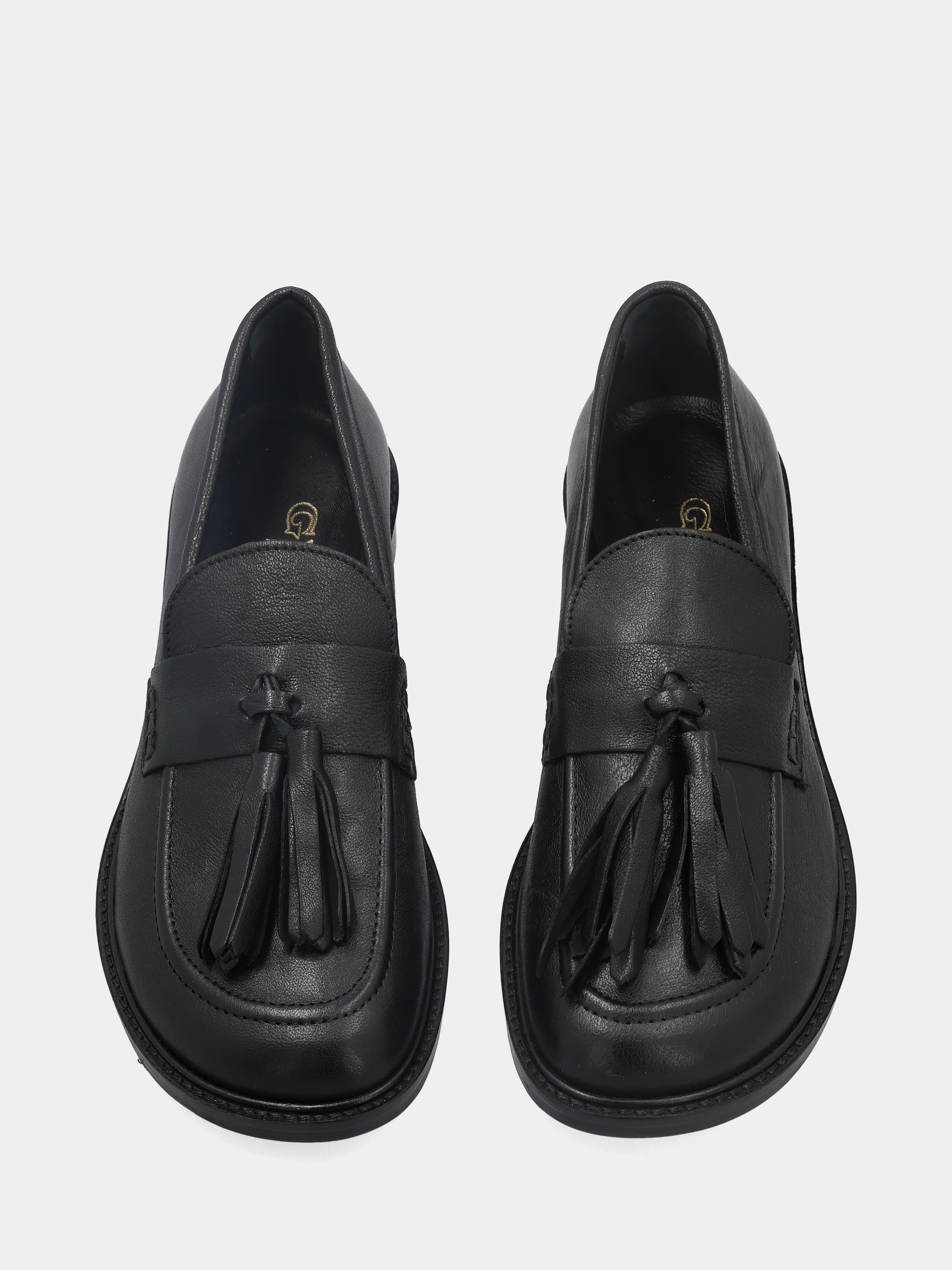 Black calfskin moccasin with tassels and edge tray