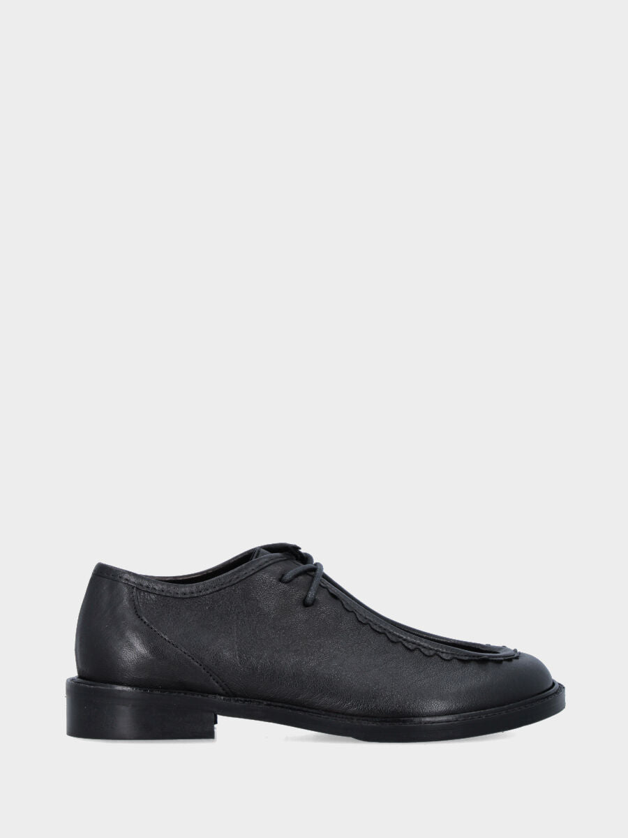 Stringata in vitello nero modello paraboot con vaschetta smerlata