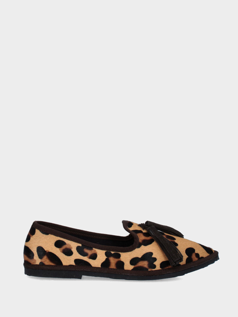 Pantofolina in cavallino leopardato con nappine su forma friulana