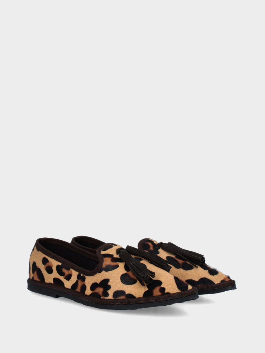 Pantofolina in cavallino leopardato con nappine su forma friulana